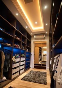 Большая открытая гардеробная комната с комбинированным наполнением Махачкала
